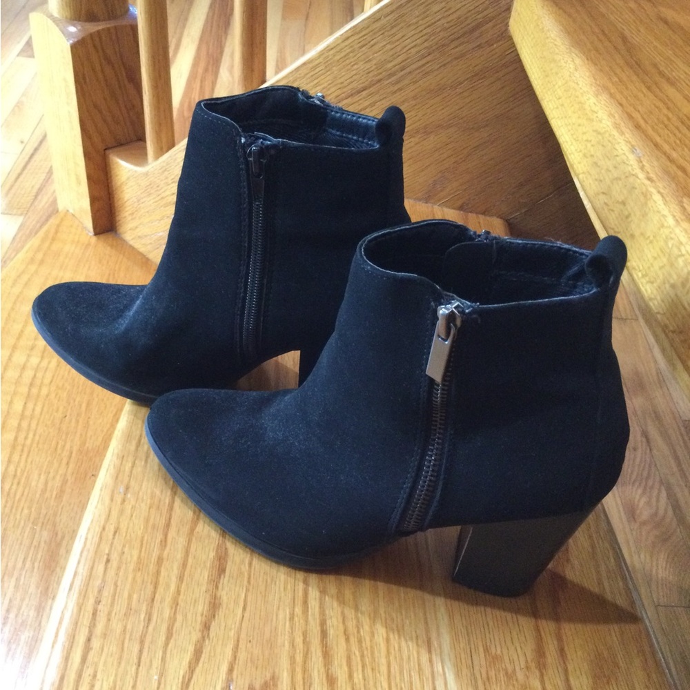Heart in D, Size 7, Black Ankle Bootie with 3 1/4” chunky heel and side zippers